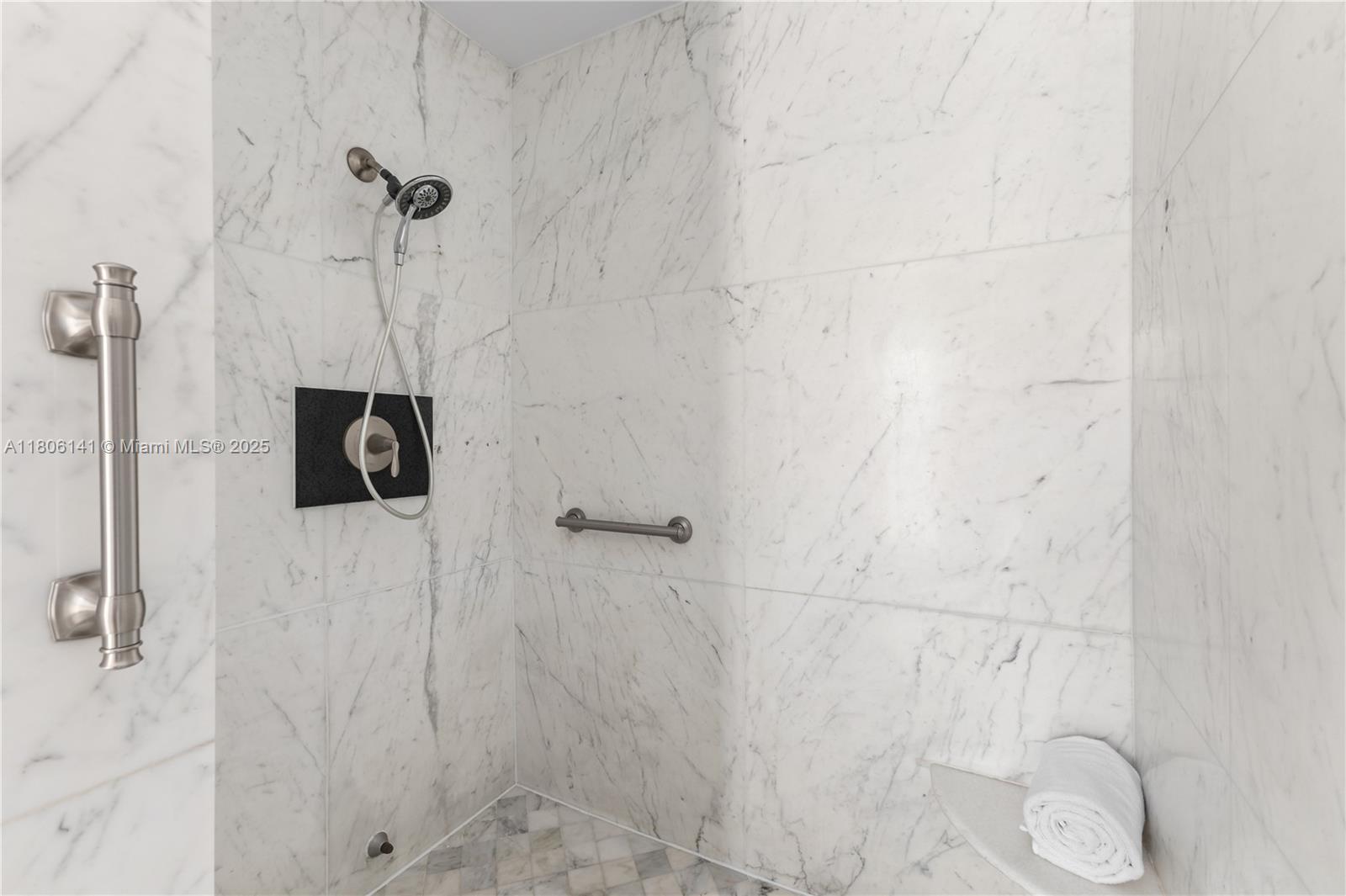 4902 3 / 3 2438 sq. ft. $ 2025-08-12 0 foto