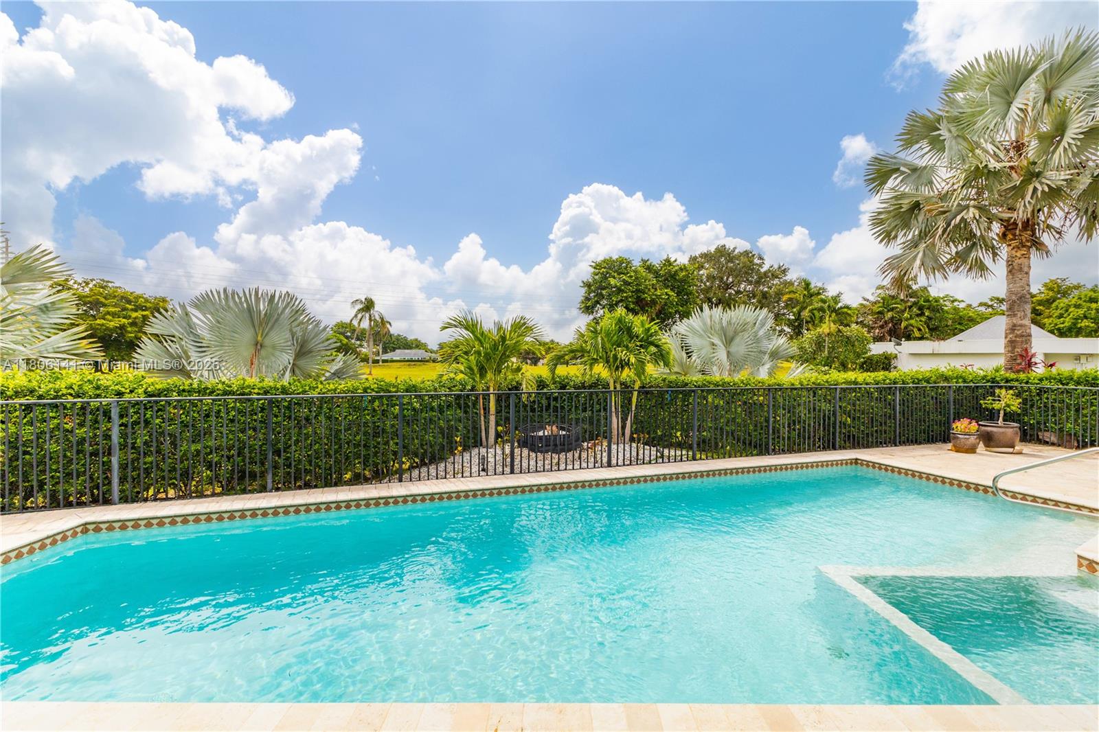 4902 3 / 3 2438 sq. ft. $ 2025-08-12 0 foto