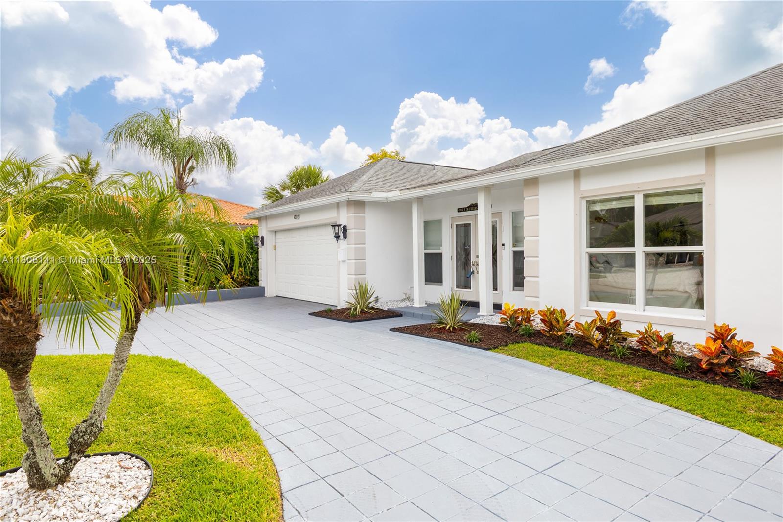 4902 3 / 3 2438 sq. ft. $ 2025-08-12 0 foto