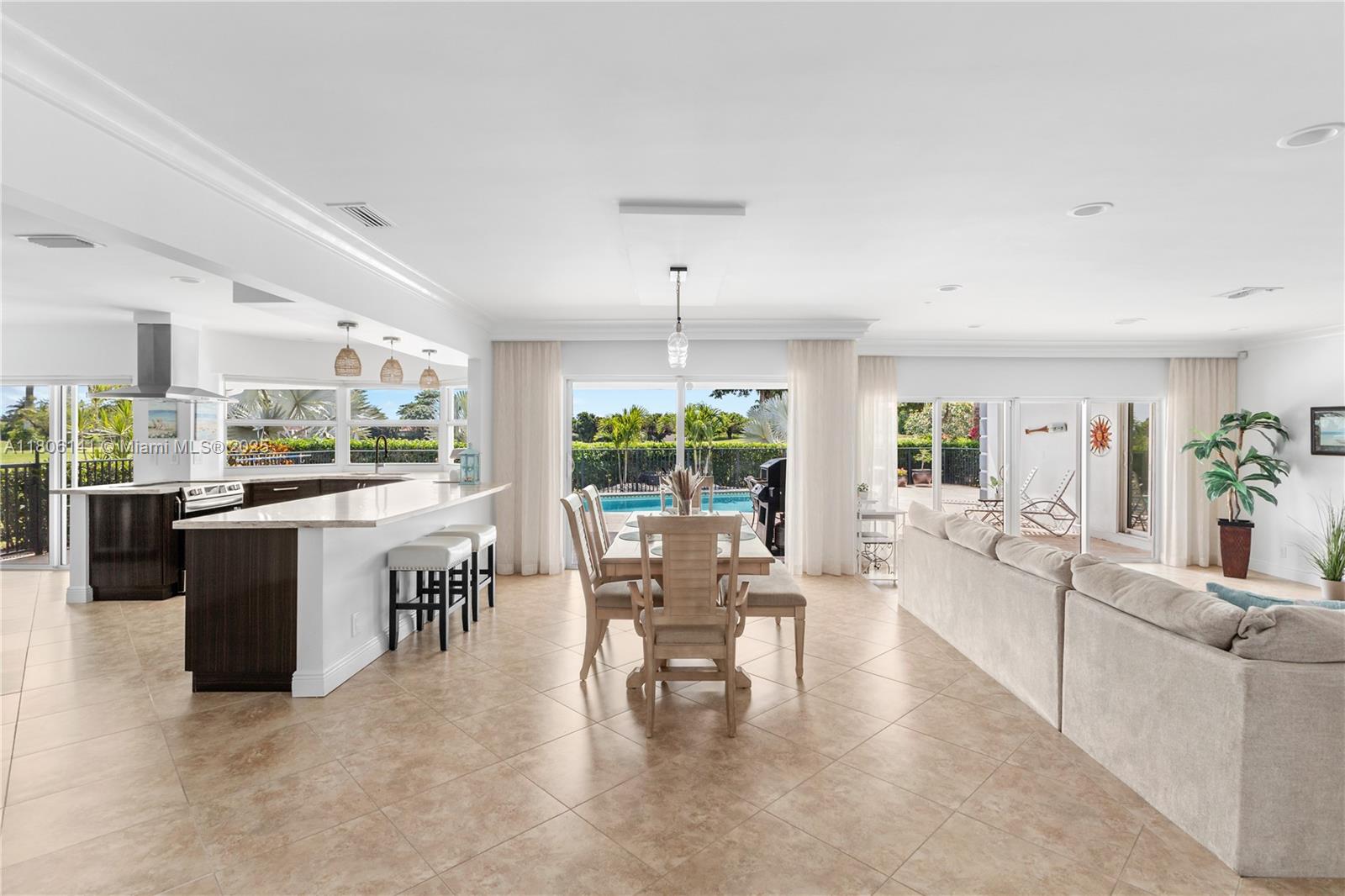 4902 3 / 3 2438 sq. ft. $ 2025-08-12 0 foto