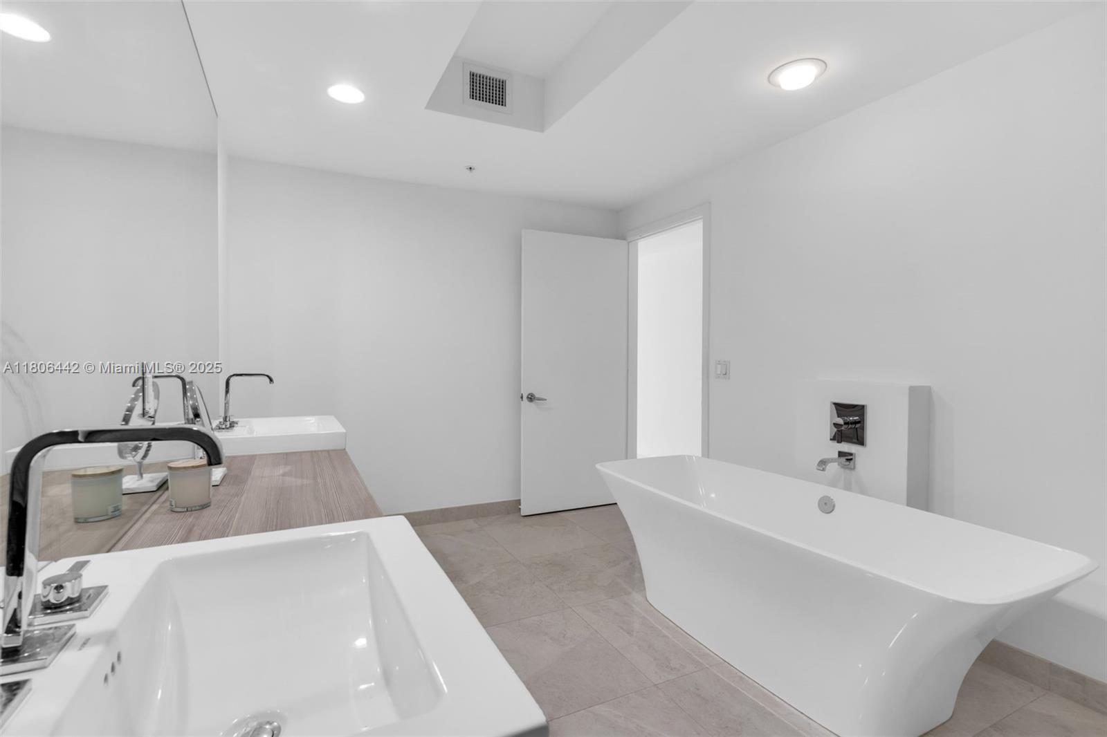 Photo of 17111 BISCAYNE BL  #506, North Miami Beach, Florida, 33160 - 