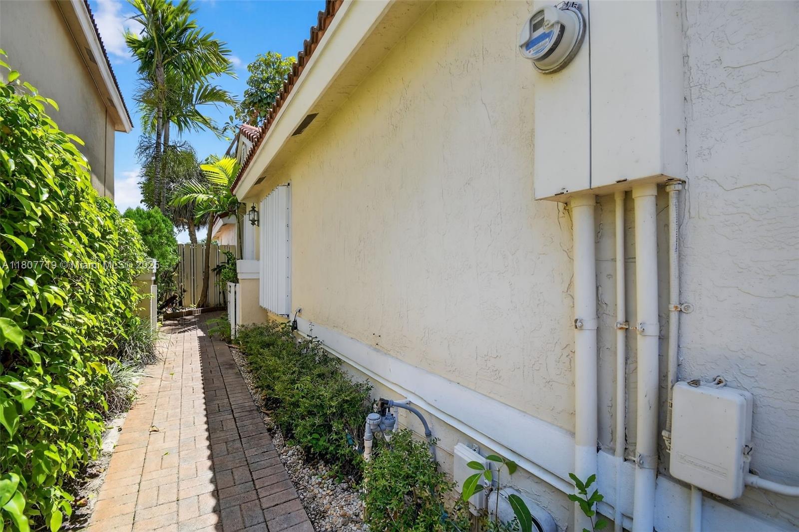 Photo of 1150 Queen Palm Ct  (1150), Hollywood, Florida, 33019 - 