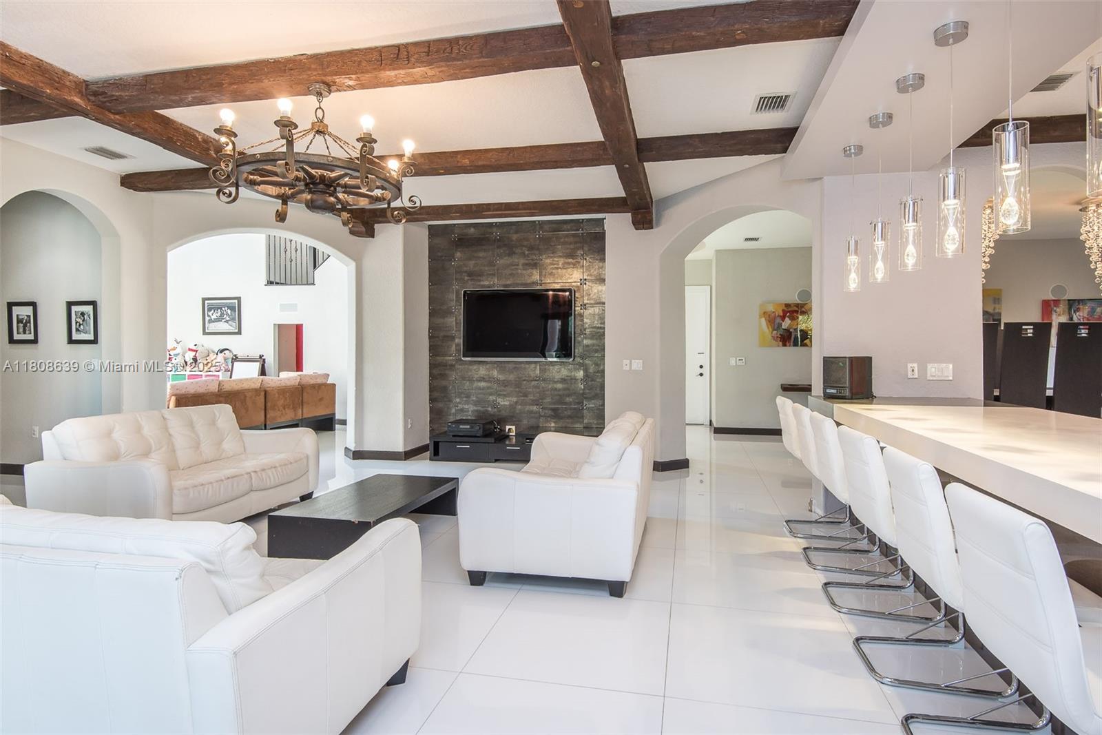 Подробнее 19305 6 / 5 4717 кв.футов $ 2025-11-13 0 Фото