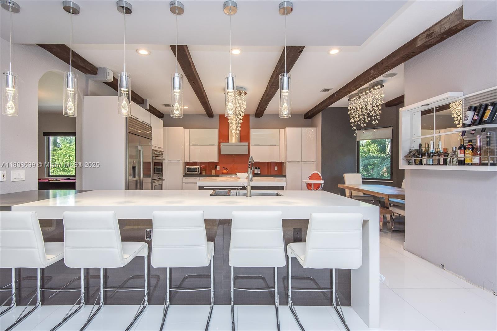 Подробнее 19305 6 / 5 4717 кв.футов $ 2025-11-13 0 Фото