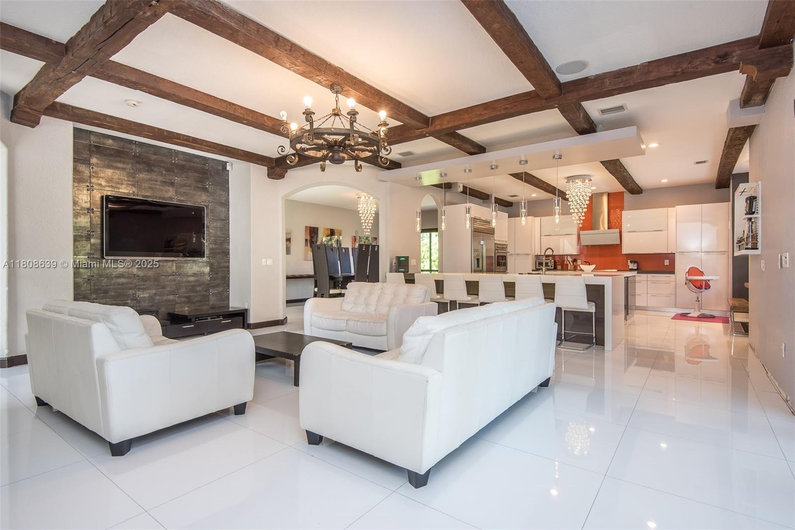 Подробнее 19305 6 / 5 4717 кв.футов $ 2025-11-13 0 Фото