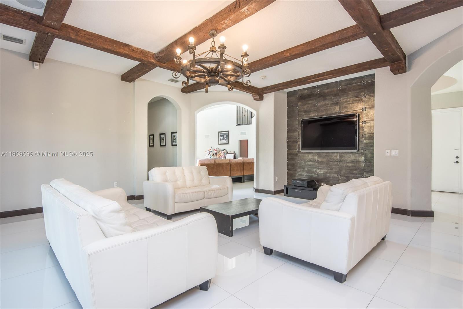 Подробнее 19305 6 / 5 4717 кв.футов $ 2025-11-13 0 Фото