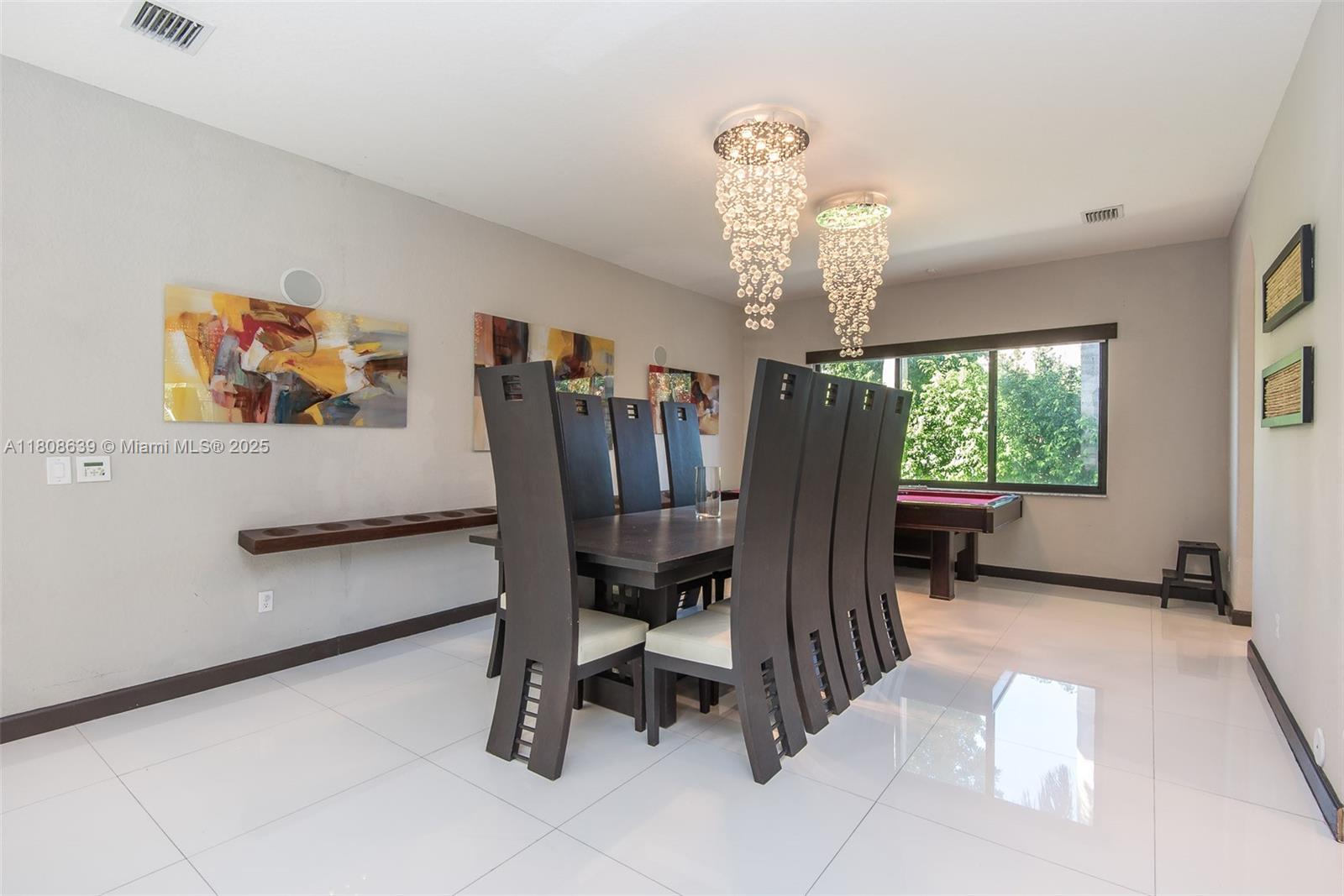 Подробнее 19305 6 / 5 4717 кв.футов $ 2025-11-13 0 Фото