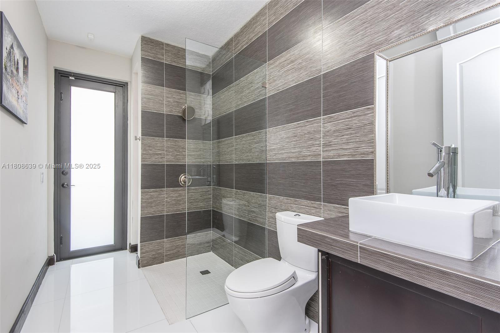 Подробнее 19305 6 / 5 4717 кв.футов $ 2025-11-13 0 Фото