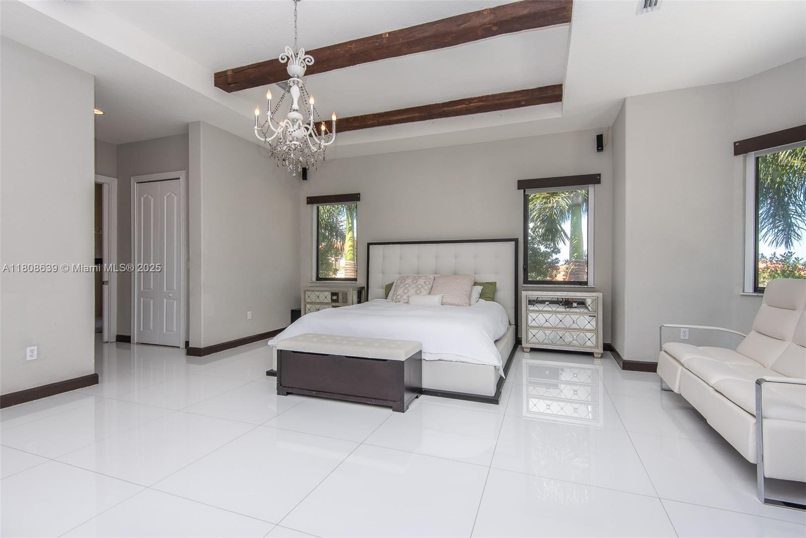 Подробнее 19305 6 / 5 4717 кв.футов $ 2025-11-13 0 Фото