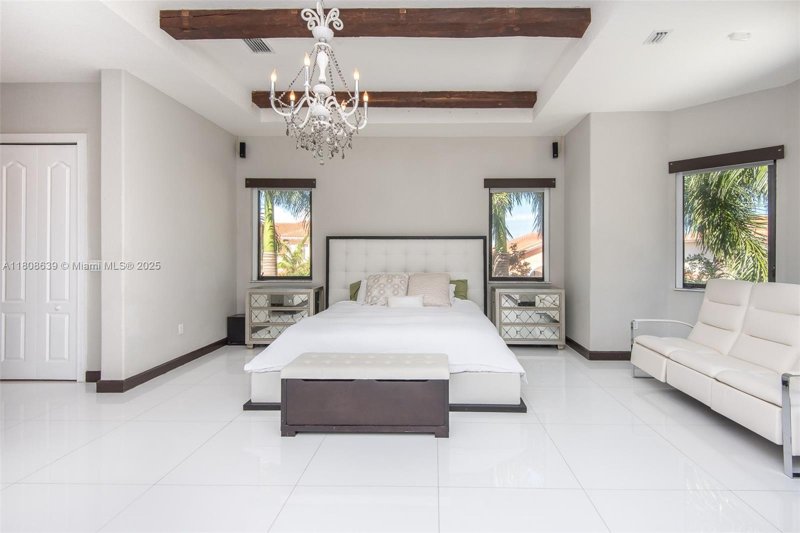 Подробнее 19305 6 / 5 4717 кв.футов $ 2025-11-13 0 Фото