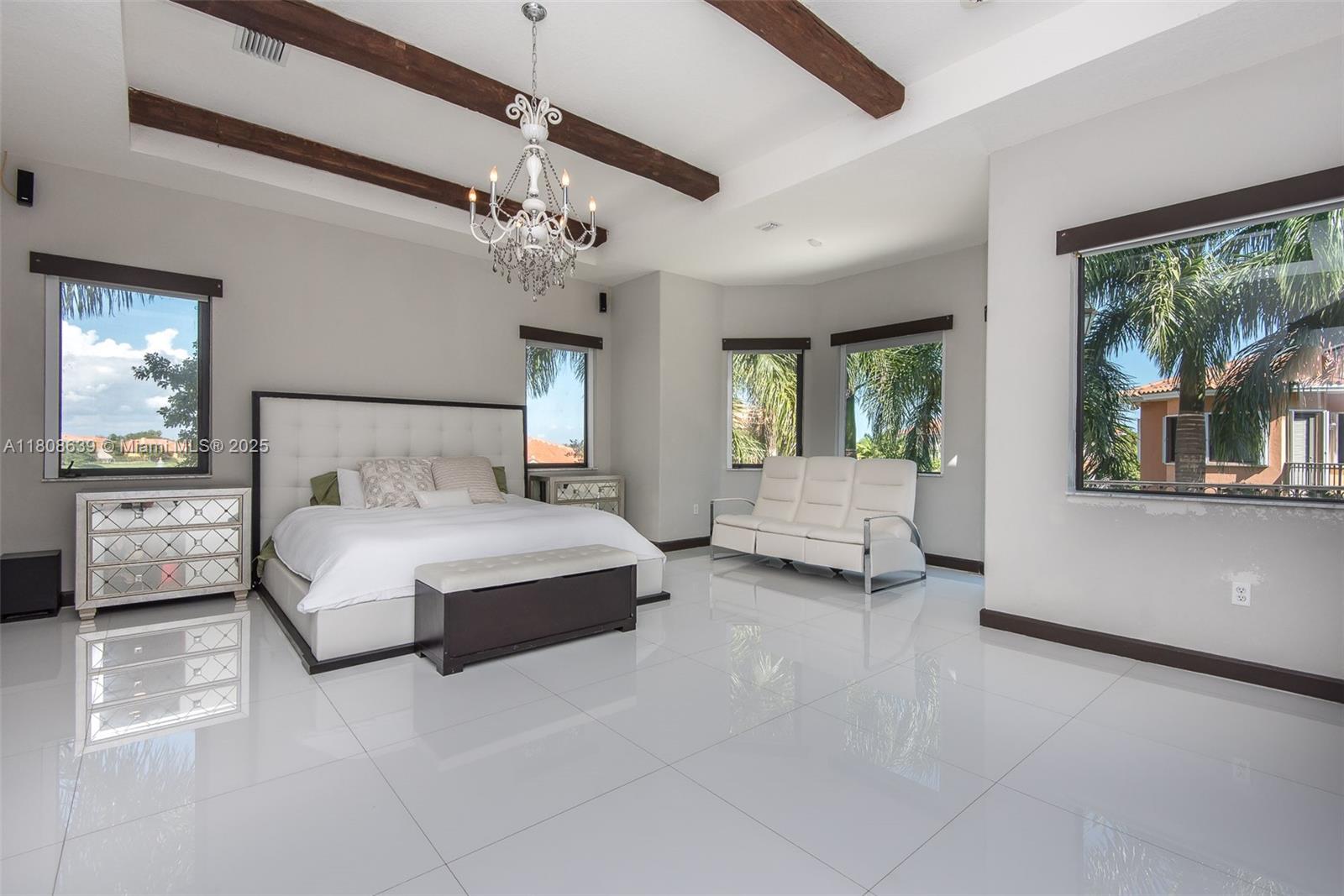 Подробнее 19305 6 / 5 4717 кв.футов $ 2025-11-13 0 Фото