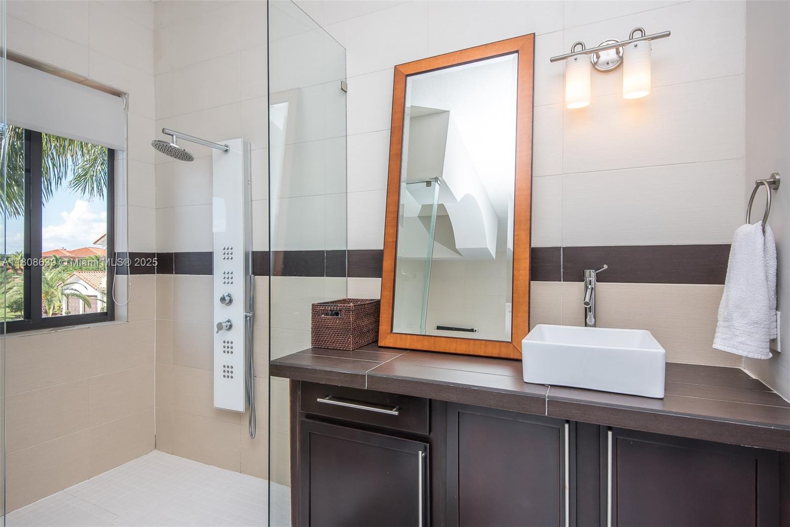 Подробнее 19305 6 / 5 4717 кв.футов $ 2025-11-13 0 Фото