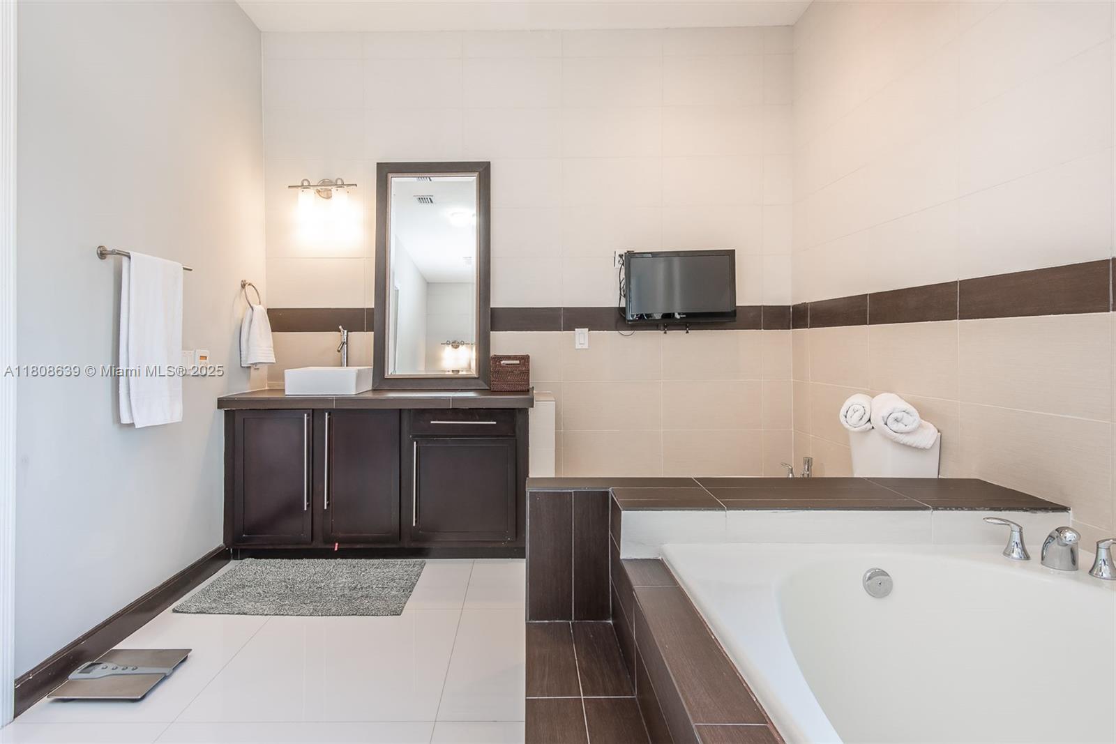 Подробнее 19305 6 / 5 4717 кв.футов $ 2025-11-13 0 Фото