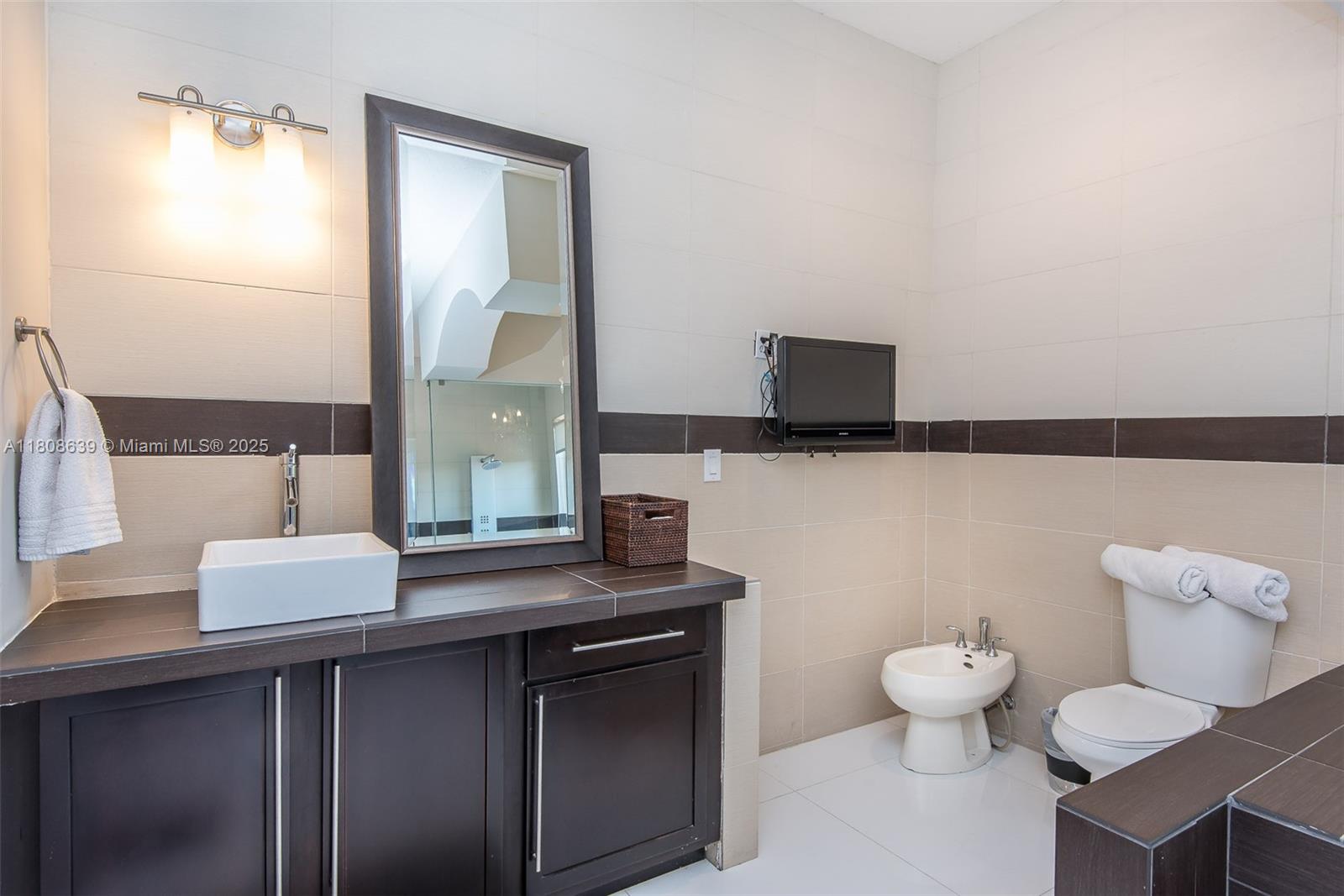 Подробнее 19305 6 / 5 4717 кв.футов $ 2025-11-13 0 Фото