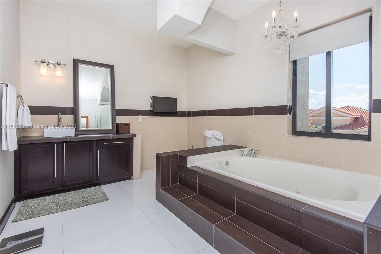 Подробнее 19305 6 / 5 4717 кв.футов $ 2025-11-13 0 Фото