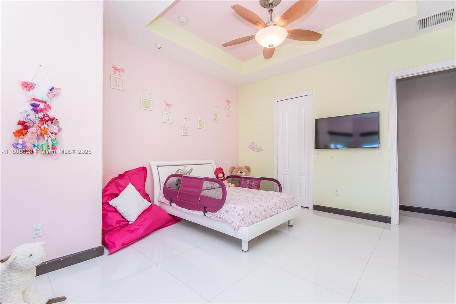 Подробнее 19305 6 / 5 4717 кв.футов $ 2025-11-13 0 Фото