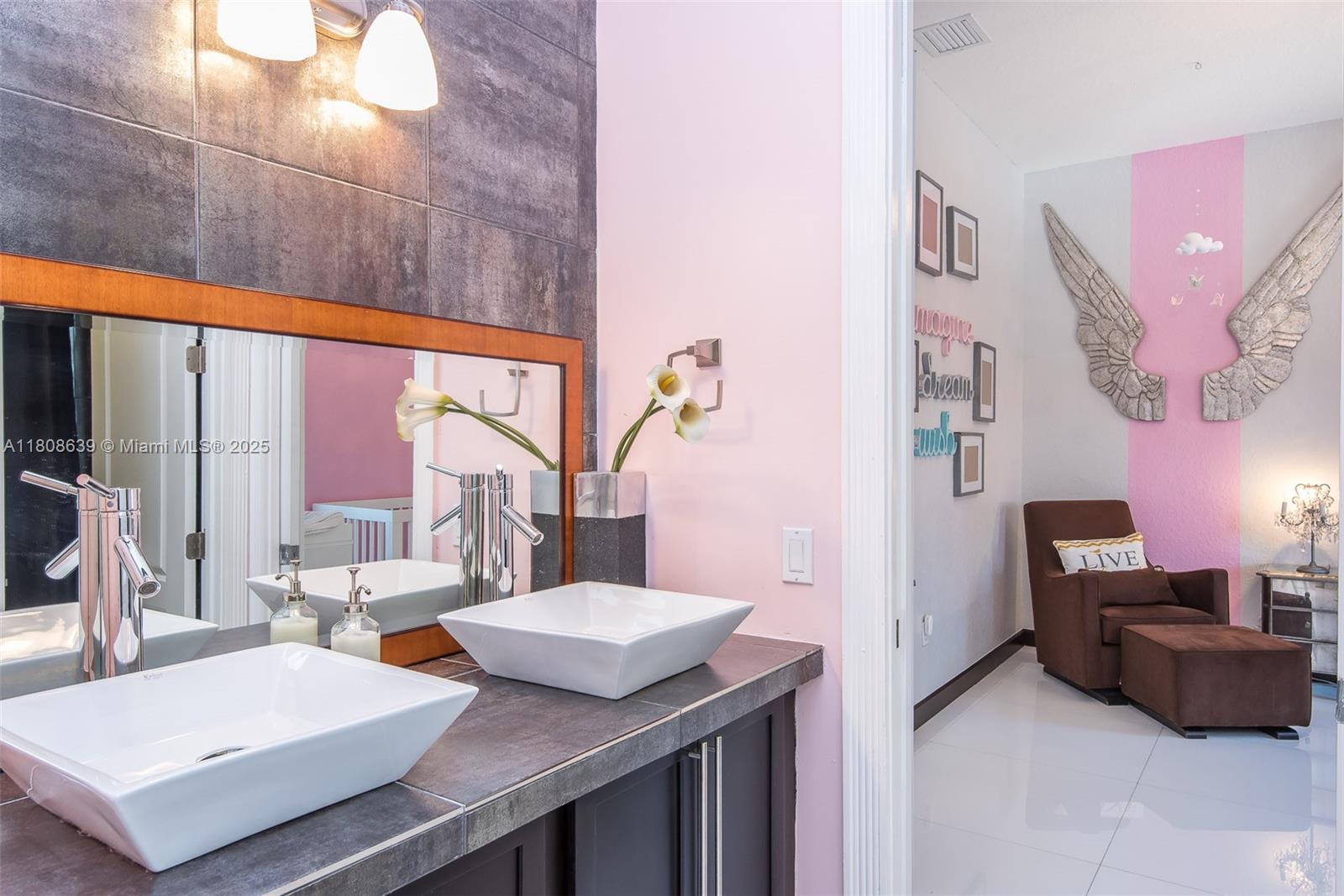 Подробнее 19305 6 / 5 4717 кв.футов $ 2025-11-13 0 Фото