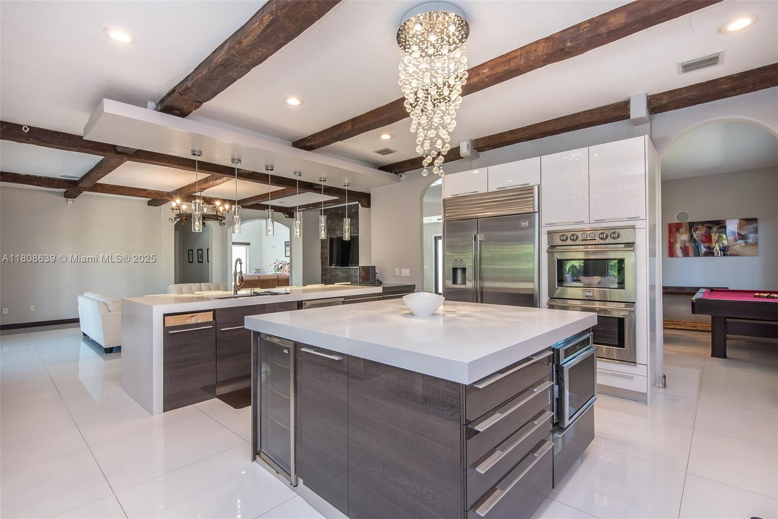 Подробнее 19305 6 / 5 4717 кв.футов $ 2025-11-13 0 Фото