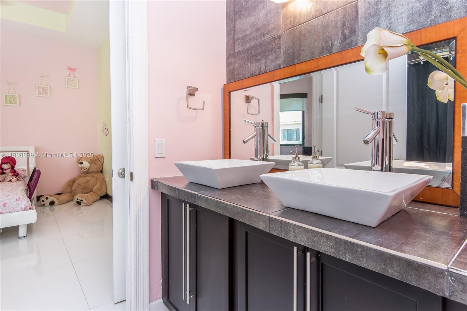 Подробнее 19305 6 / 5 4717 кв.футов $ 2025-11-13 0 Фото