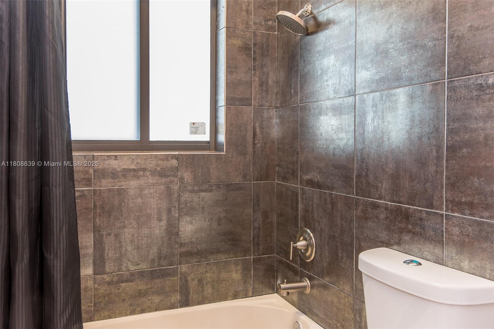 Подробнее 19305 6 / 5 4717 кв.футов $ 2025-11-13 0 Фото