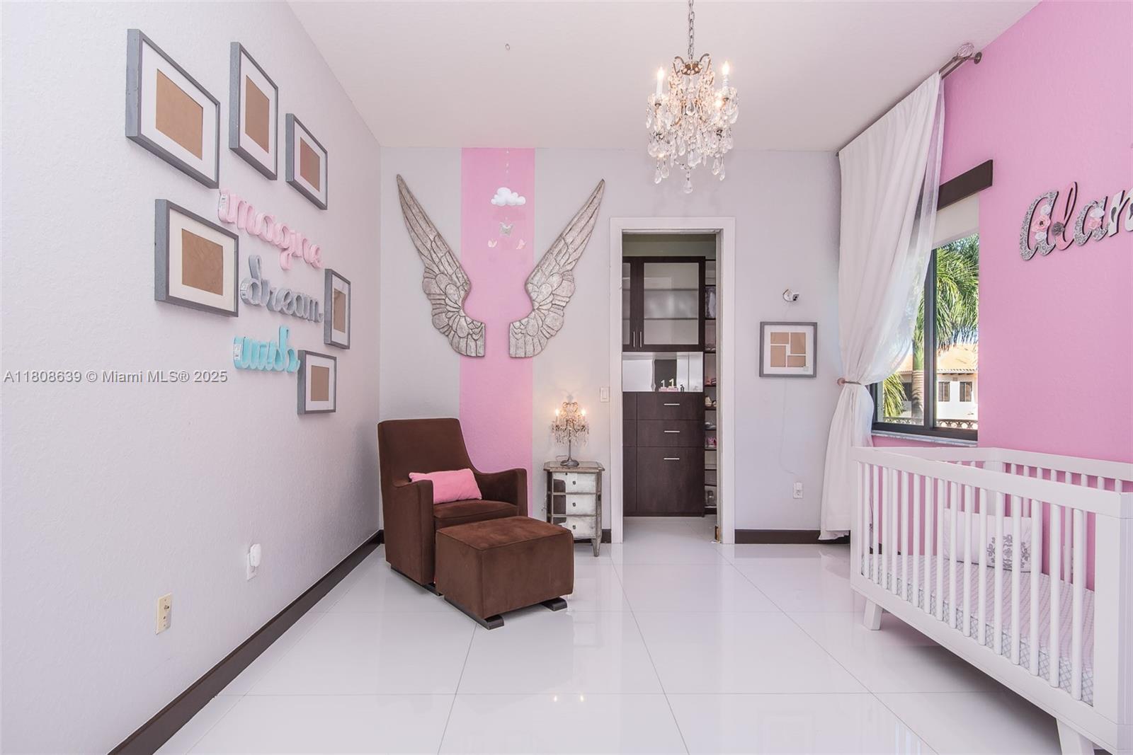 Подробнее 19305 6 / 5 4717 кв.футов $ 2025-11-13 0 Фото