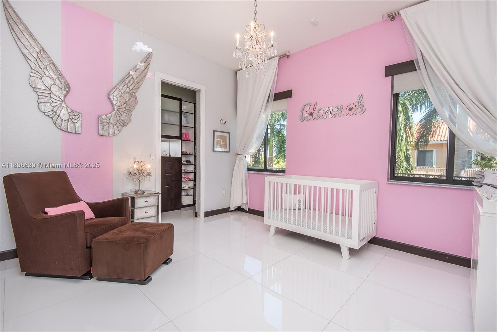 Подробнее 19305 6 / 5 4717 кв.футов $ 2025-11-13 0 Фото