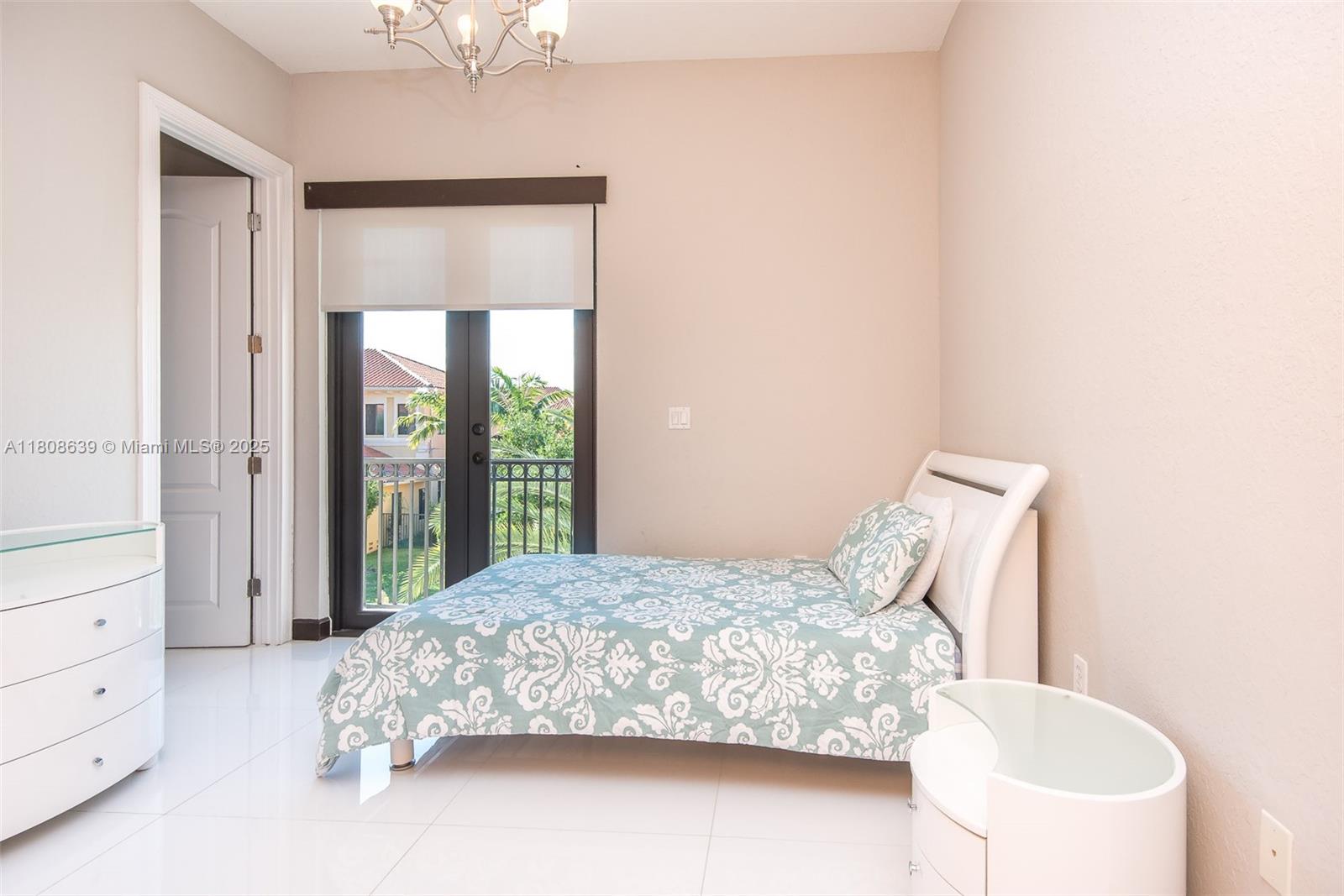 Подробнее 19305 6 / 5 4717 кв.футов $ 2025-11-13 0 Фото