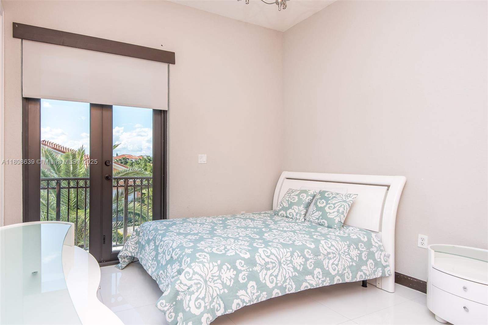 Подробнее 19305 6 / 5 4717 кв.футов $ 2025-11-13 0 Фото