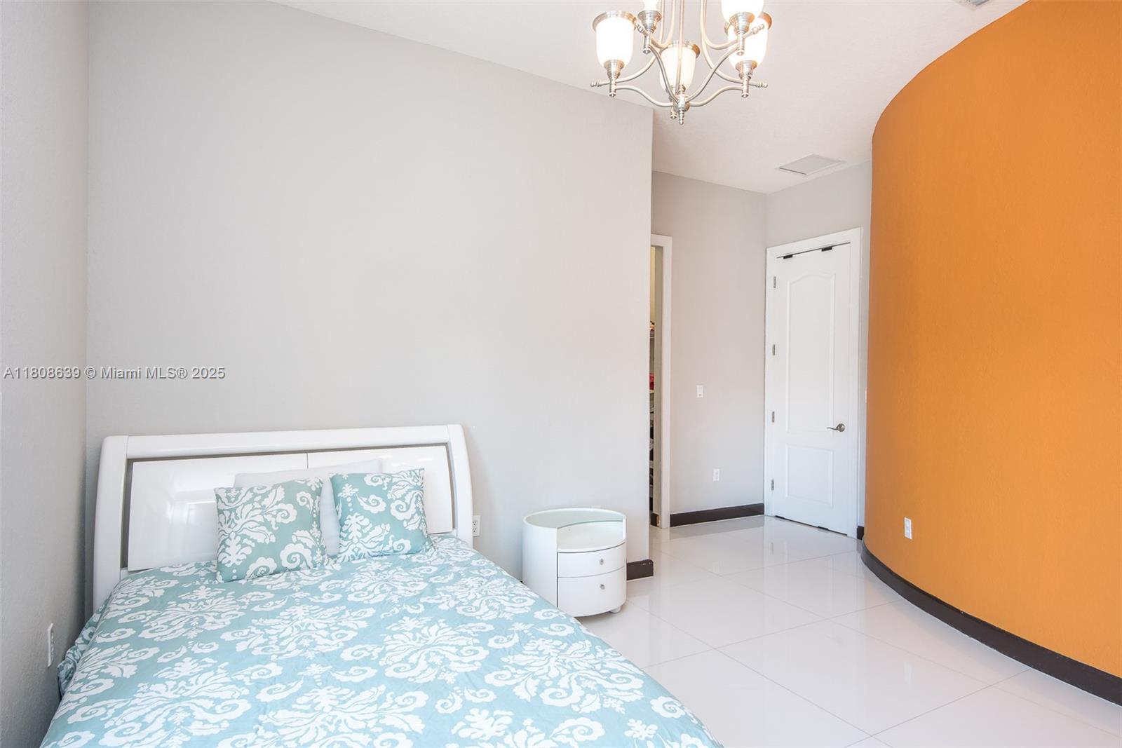 Подробнее 19305 6 / 5 4717 кв.футов $ 2025-11-13 0 Фото