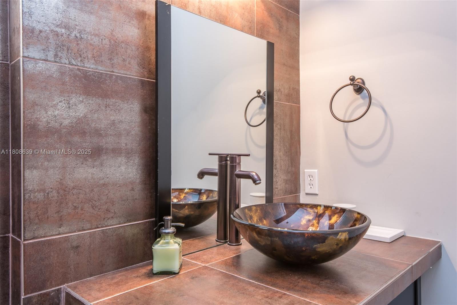 Подробнее 19305 6 / 5 4717 кв.футов $ 2025-11-13 0 Фото