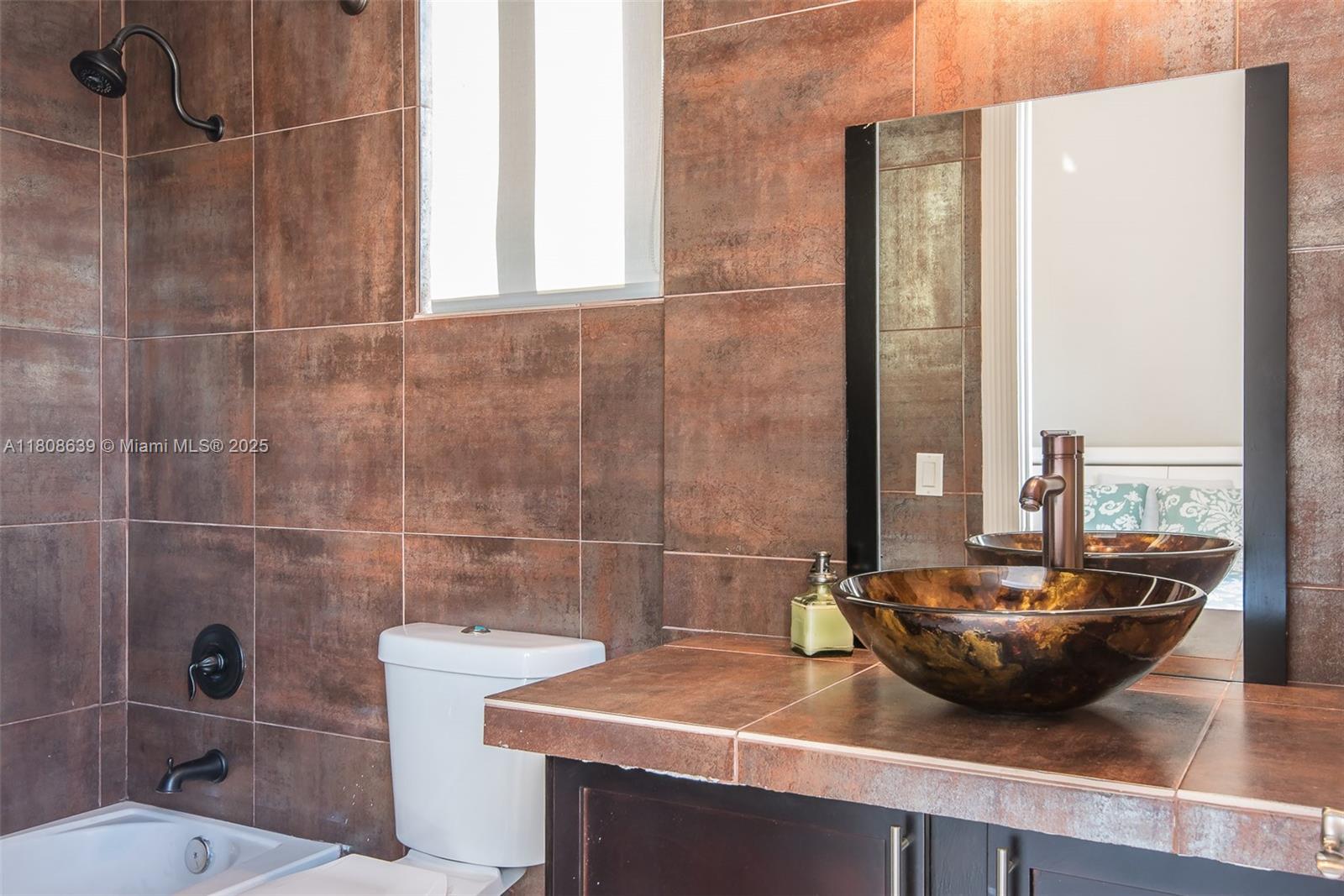 Подробнее 19305 6 / 5 4717 кв.футов $ 2025-11-13 0 Фото