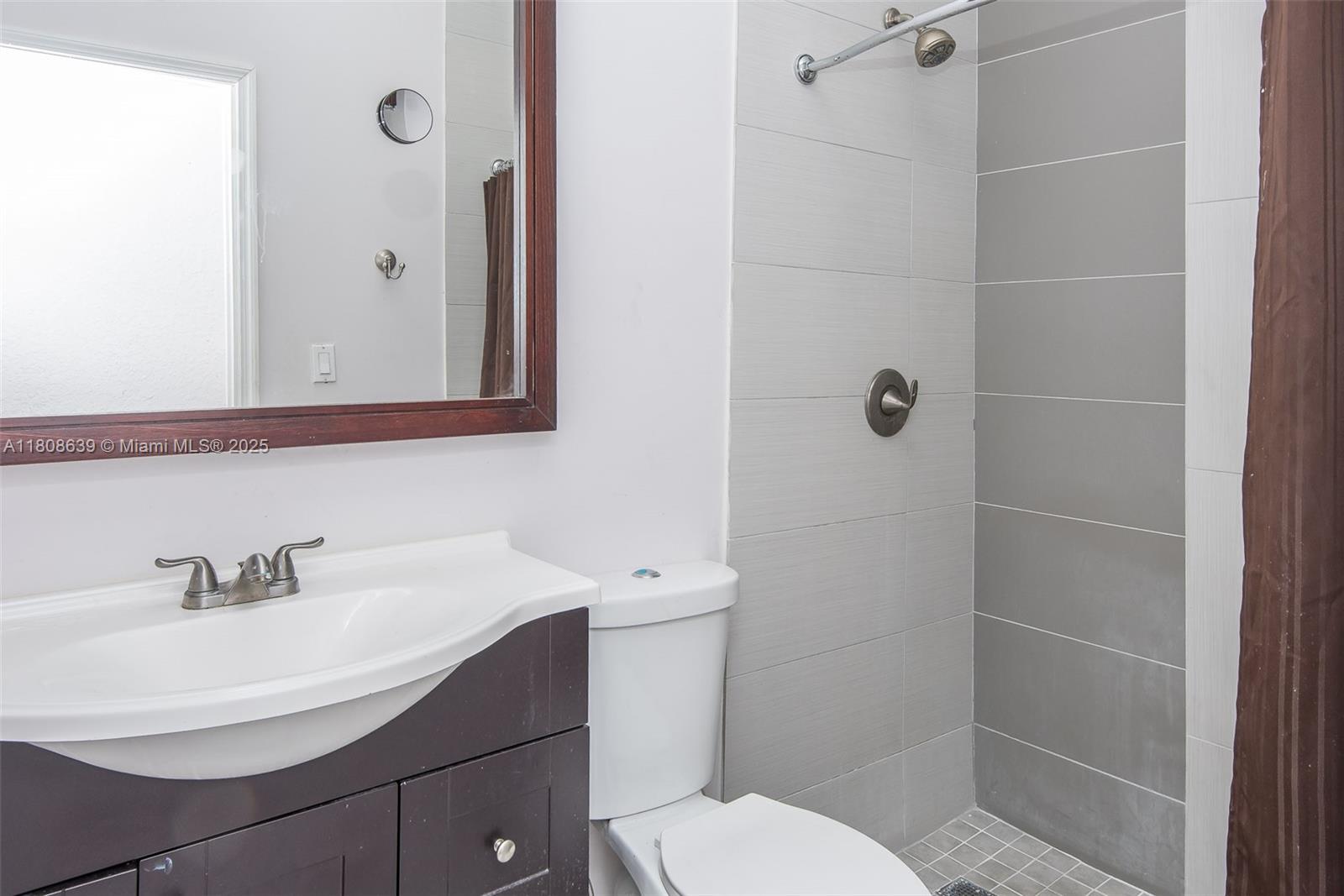 Подробнее 19305 6 / 5 4717 кв.футов $ 2025-11-13 0 Фото