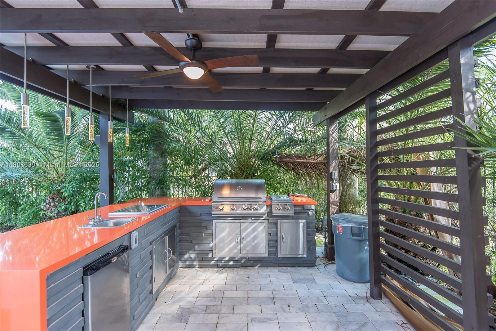 Подробнее 19305 6 / 5 4717 кв.футов $ 2025-11-13 0 Фото