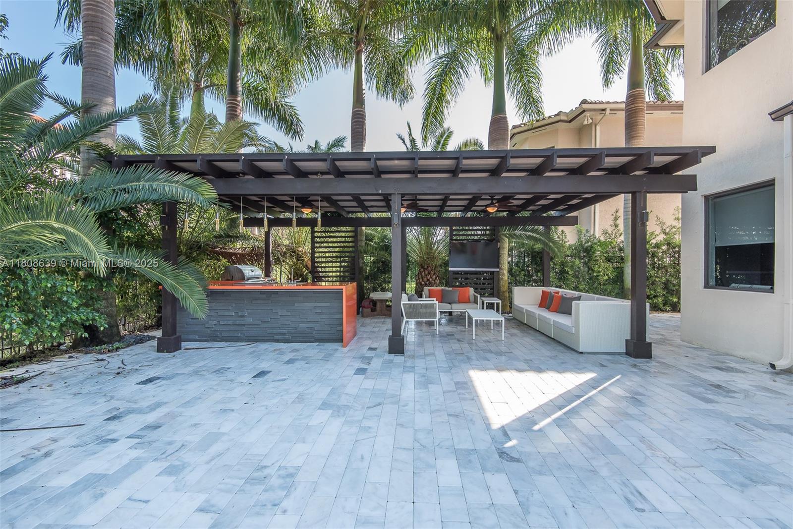 Подробнее 19305 6 / 5 4717 кв.футов $ 2025-11-13 0 Фото