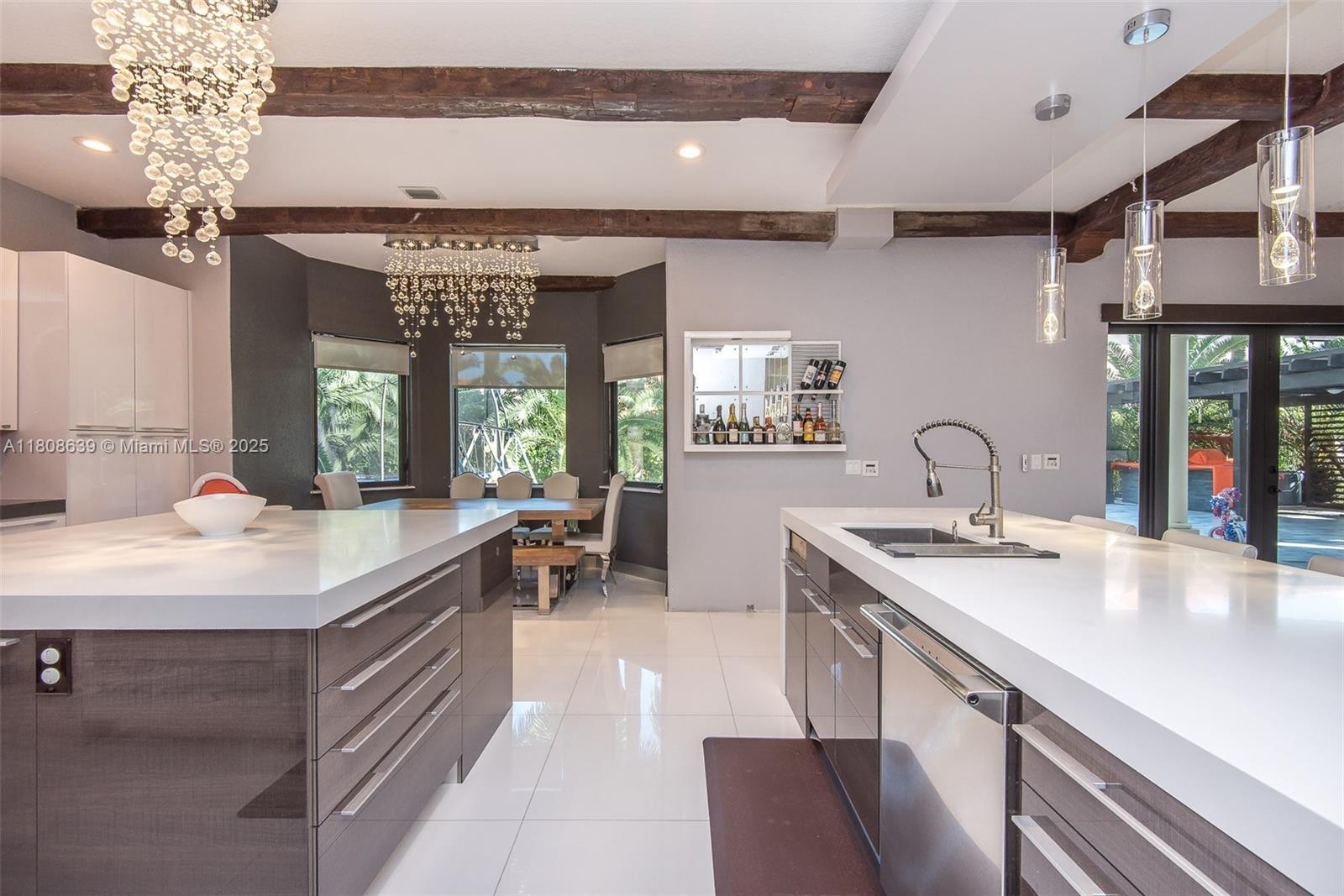 Подробнее 19305 6 / 5 4717 кв.футов $ 2025-11-13 0 Фото