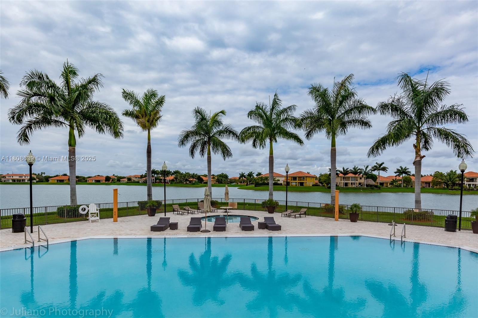 Подробнее 19305 6 / 5 4717 кв.футов $ 2025-11-13 0 Фото