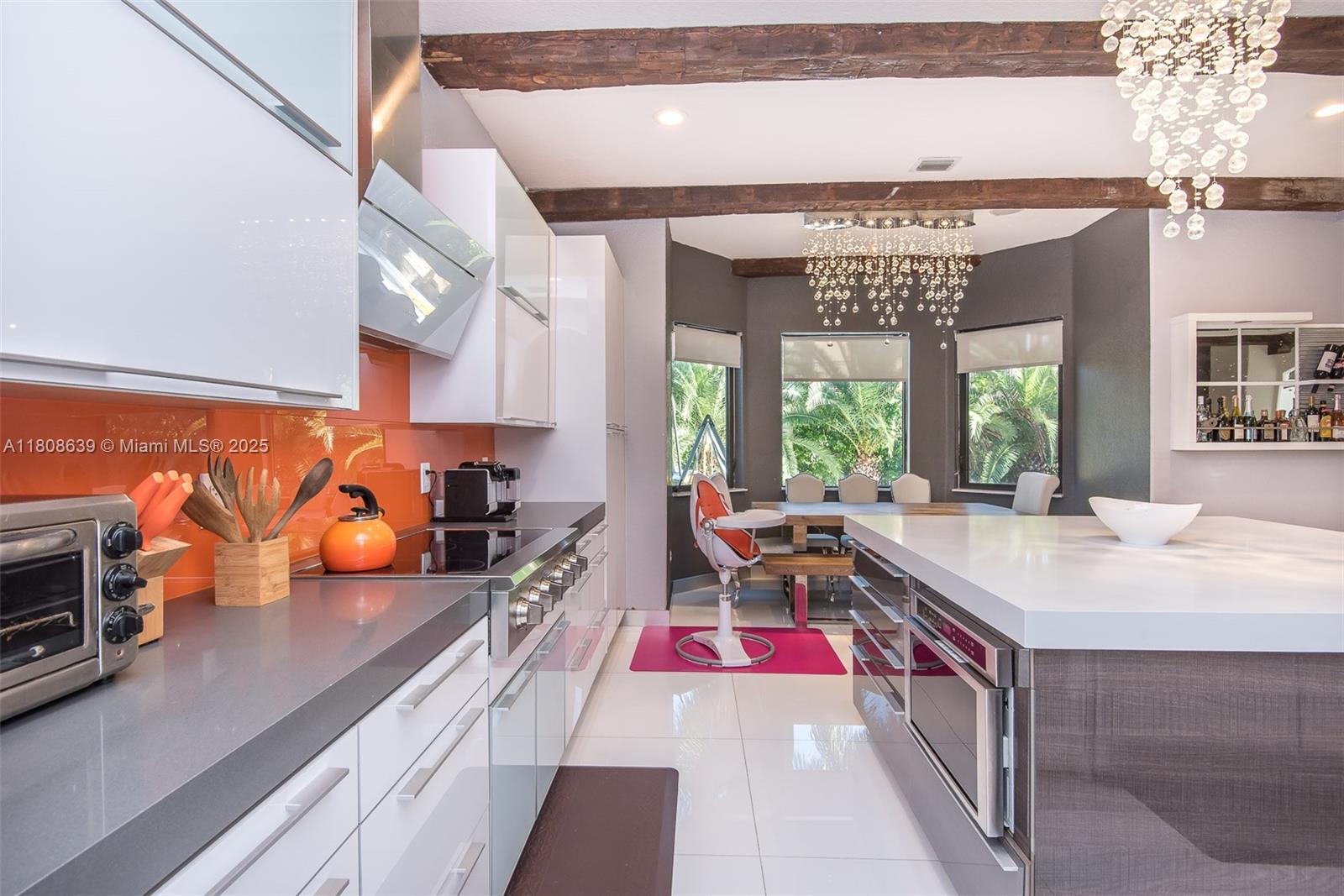 Подробнее 19305 6 / 5 4717 кв.футов $ 2025-11-13 0 Фото