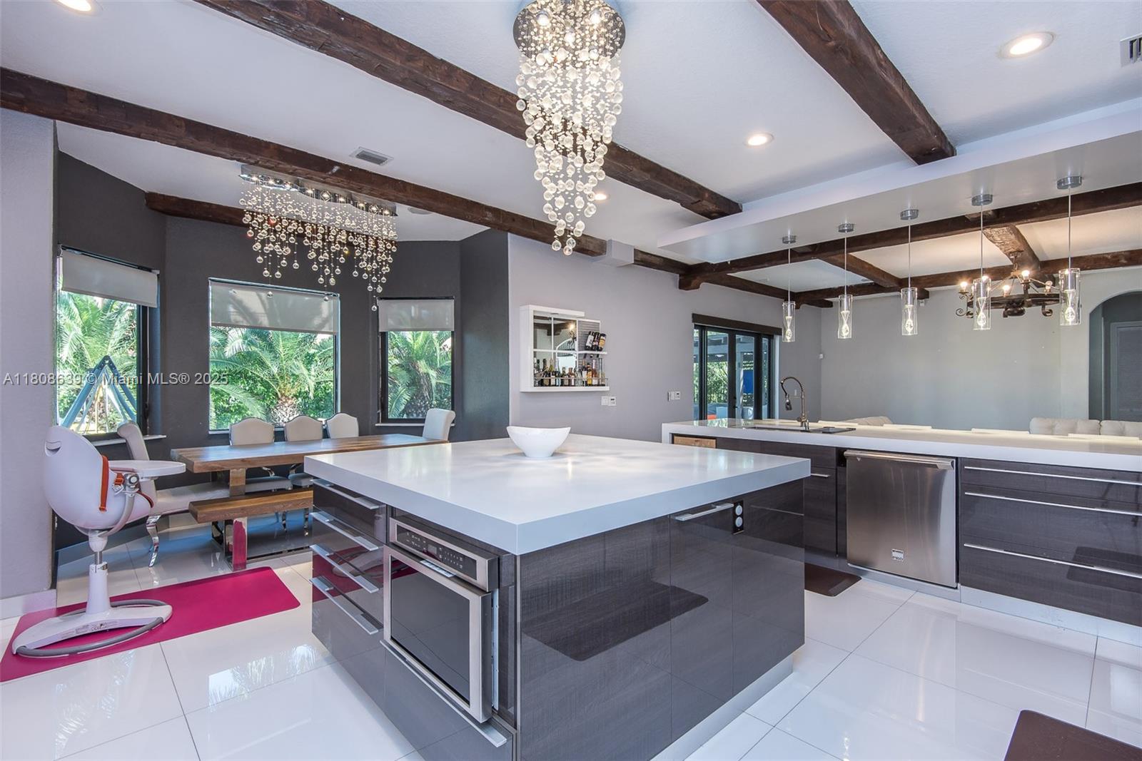 Подробнее 19305 6 / 5 4717 кв.футов $ 2025-11-13 0 Фото