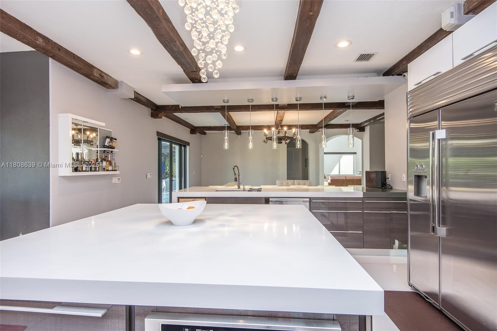 Подробнее 19305 6 / 5 4717 кв.футов $ 2025-11-13 0 Фото