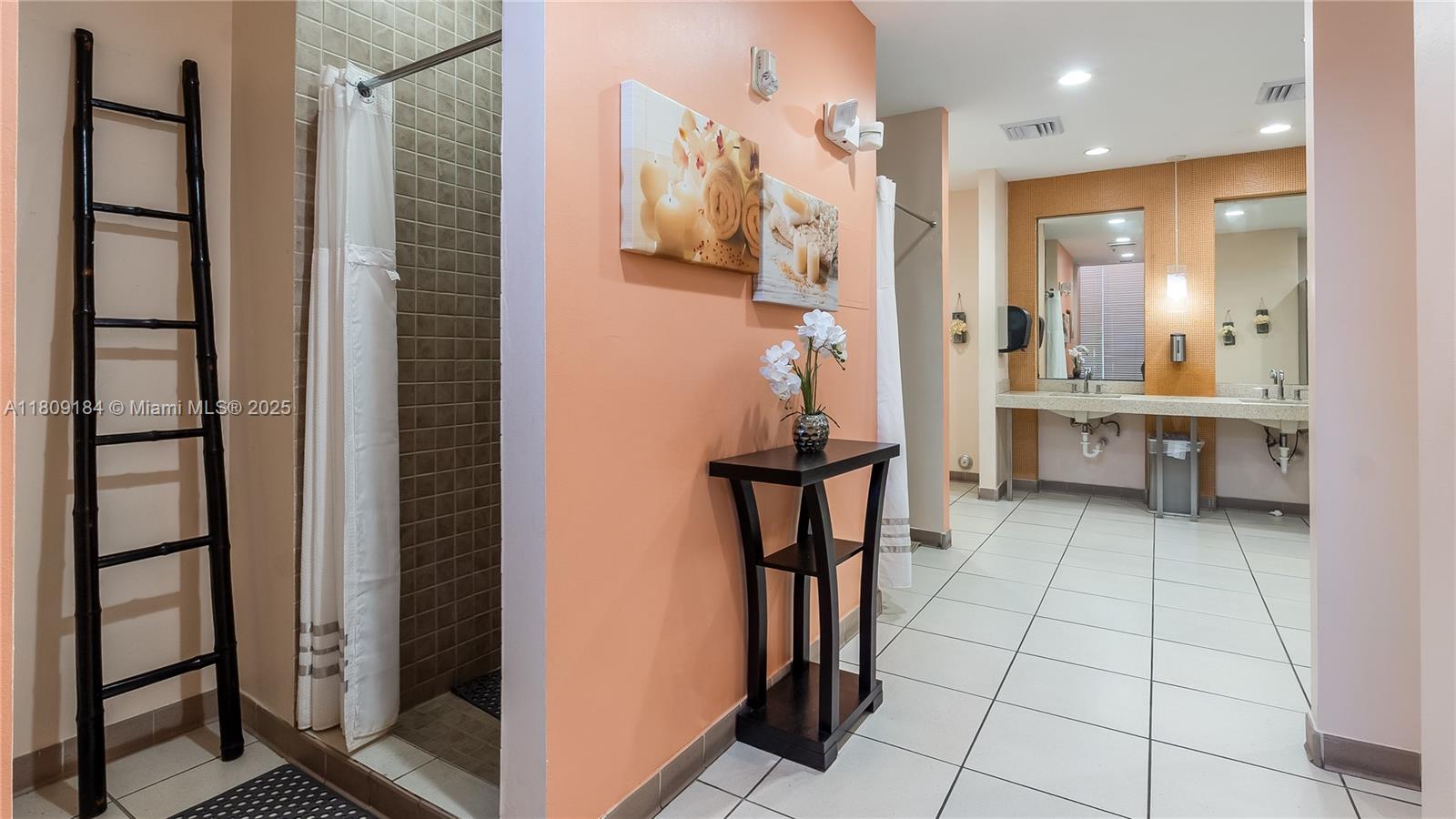 Photo of 18800 29th Ave  #1012, Aventura, Florida, 33180 - Spa Bath