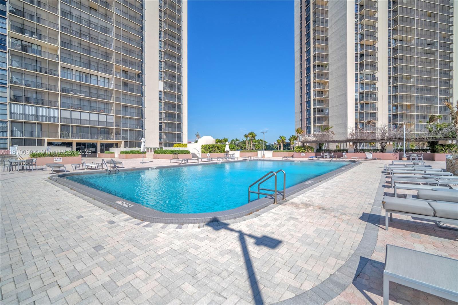 Photo of 20351 Country Club Dr  #TH17, Aventura, Florida, 33180 - Laundry