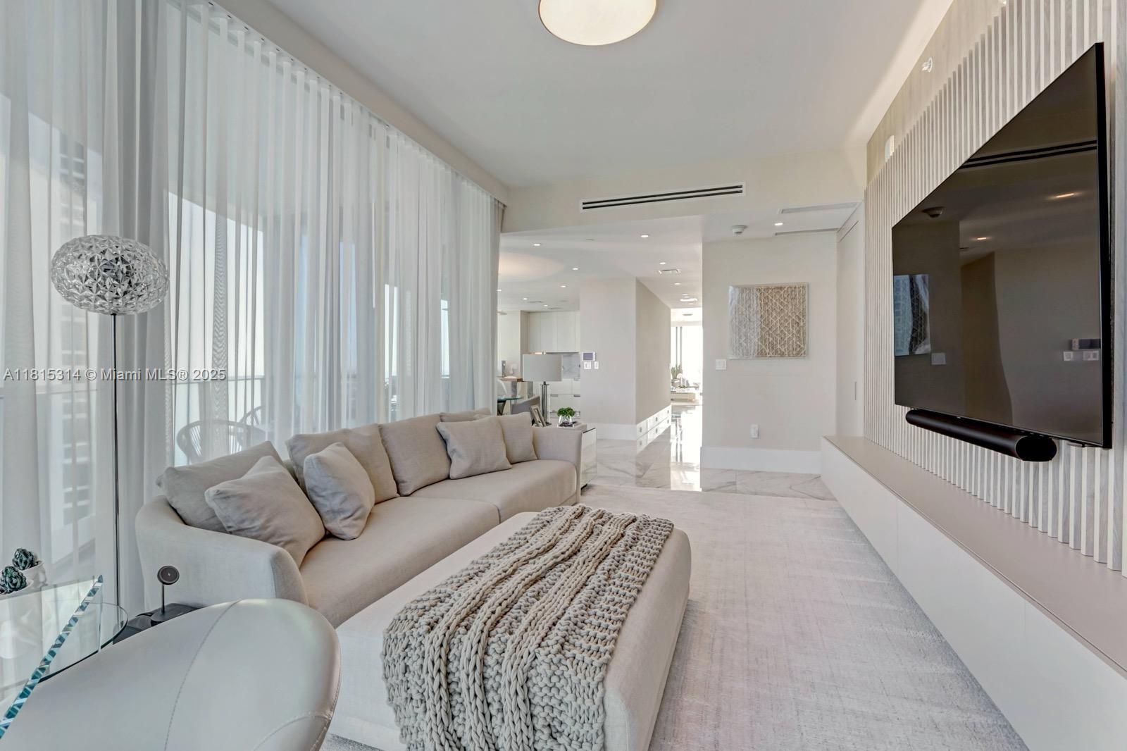 See details 3101 3 / 5 2688 sq. ft. $ 2025-07-28 0 Photo