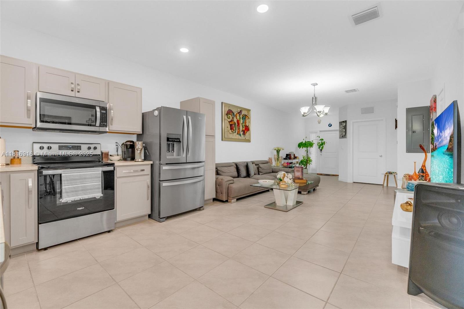 See details 504 3 / 3 1376 sq. ft. $ 2025-10-22 0 Photo