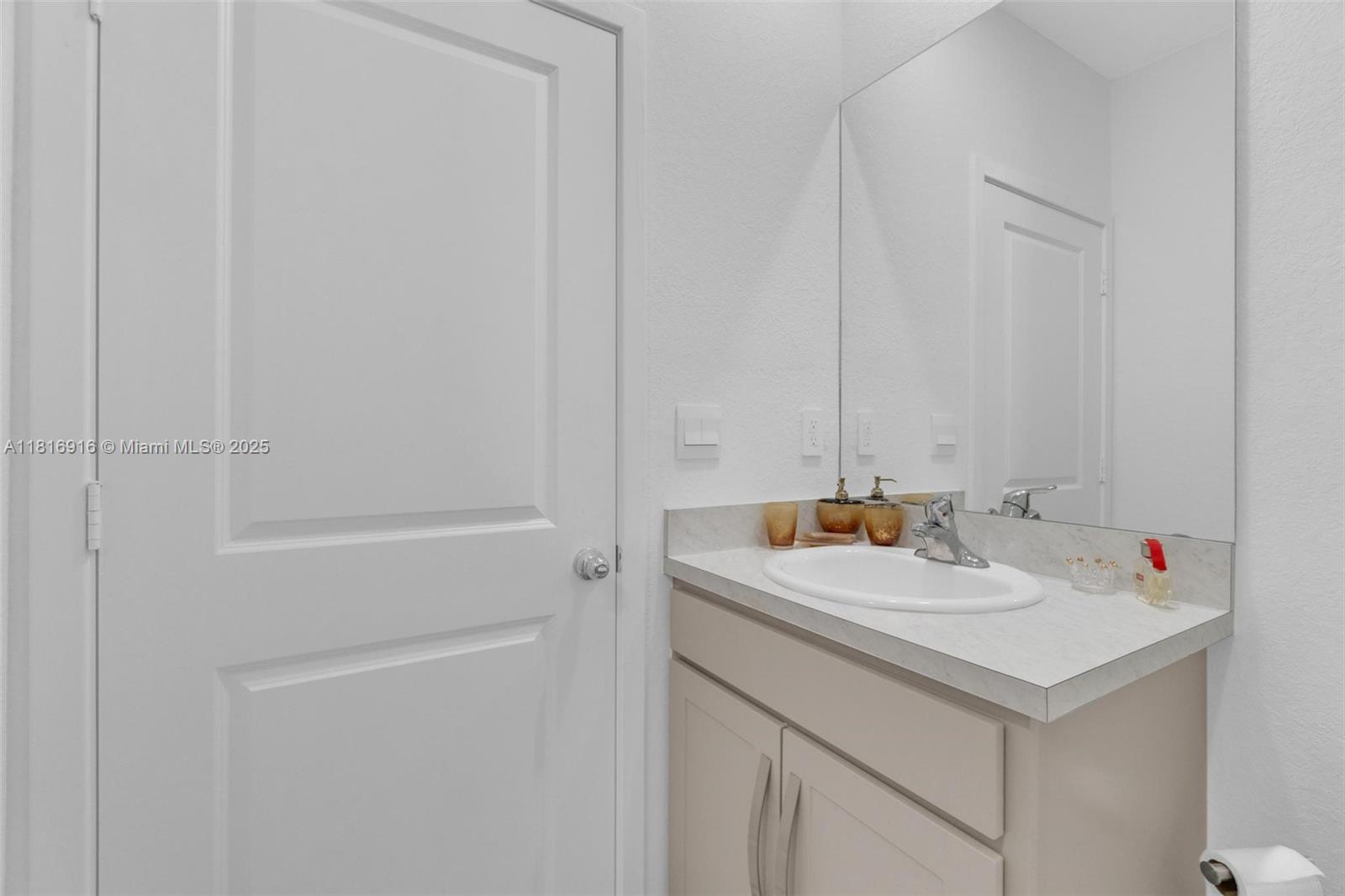 See details 504 3 / 3 1376 sq. ft. $ 2025-10-22 0 Photo