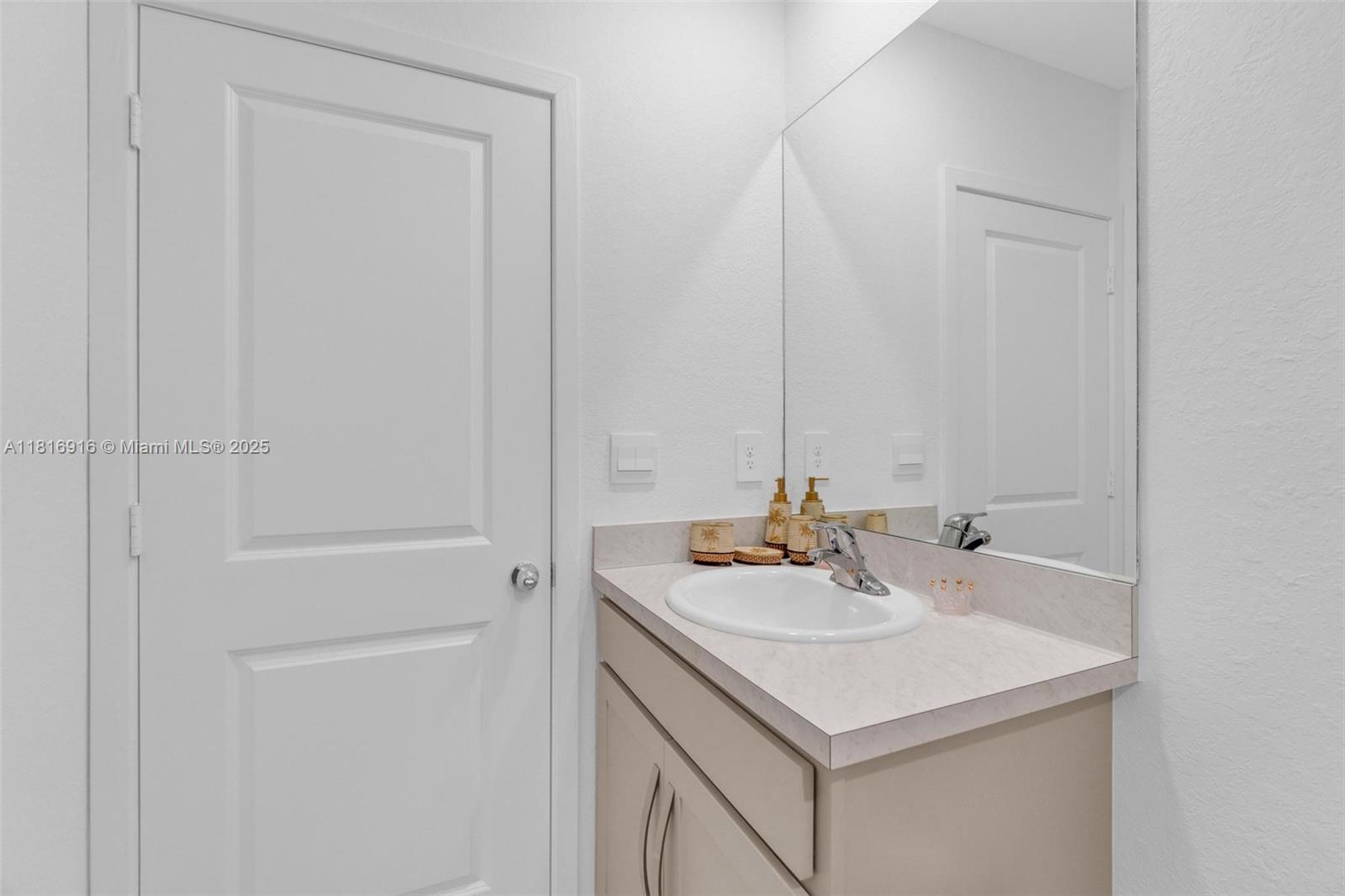 See details 504 3 / 3 1376 sq. ft. $ 2025-10-22 0 Photo