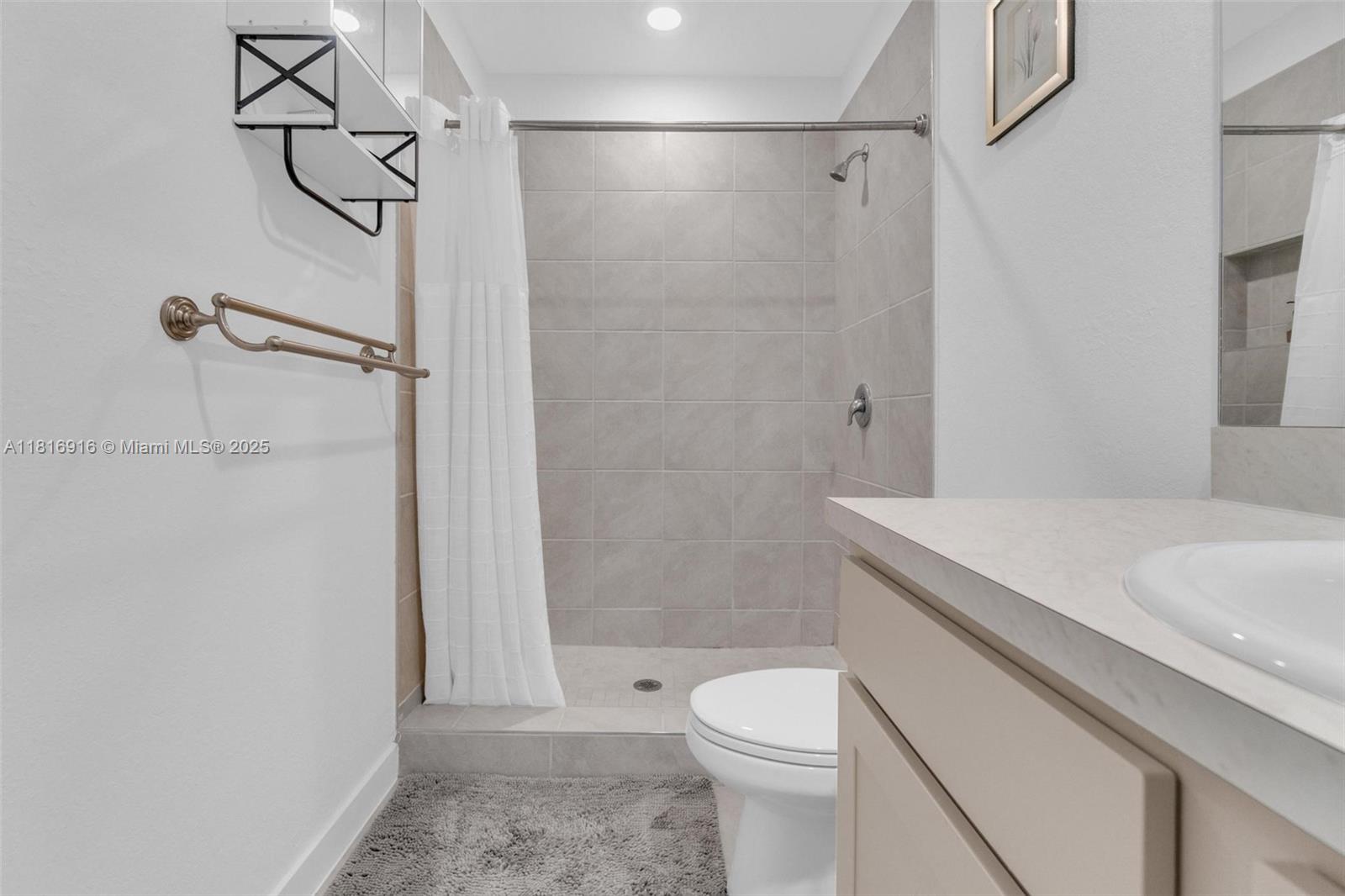 See details 504 3 / 3 1376 sq. ft. $ 2025-10-22 0 Photo