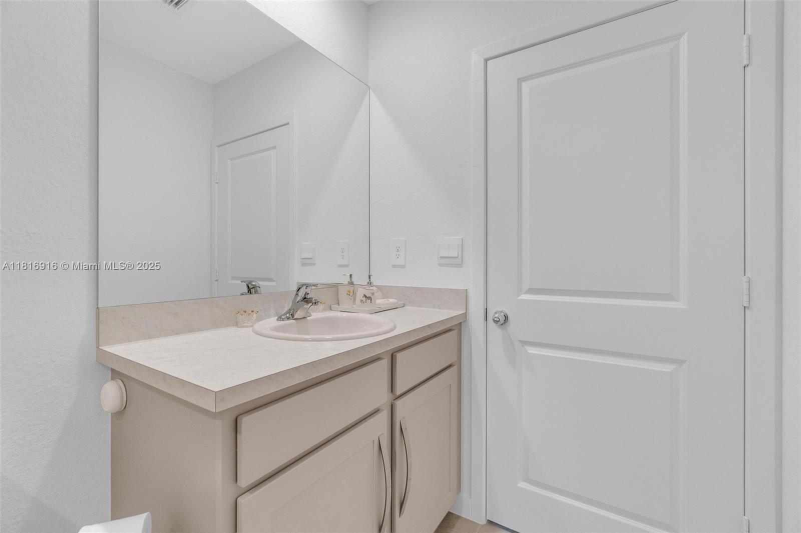 See details 504 3 / 3 1376 sq. ft. $ 2025-10-22 0 Photo