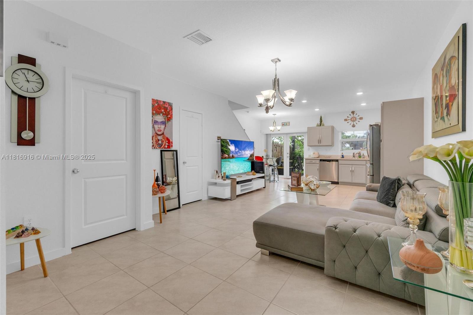 See details 504 3 / 3 1376 sq. ft. $ 2025-10-22 0 Photo