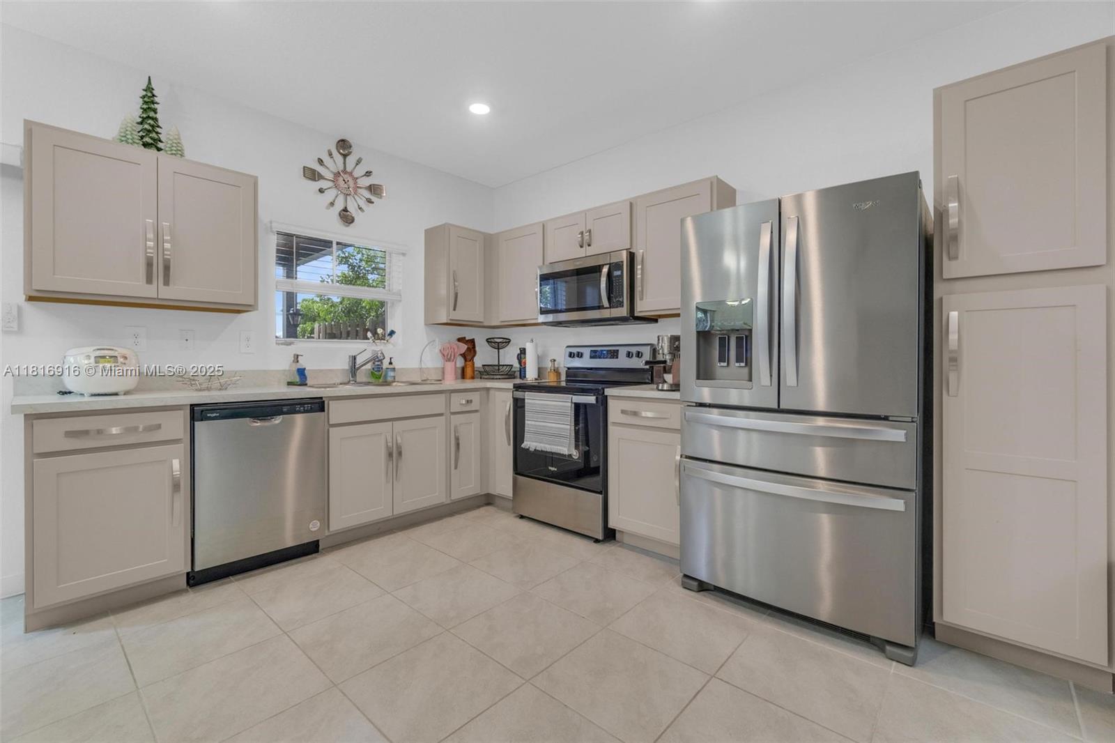 See details 504 3 / 3 1376 sq. ft. $ 2025-10-22 0 Photo