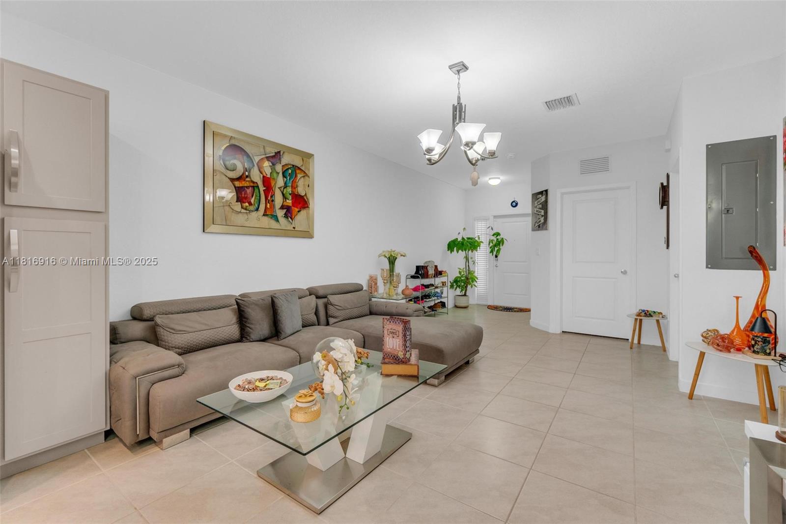 See details 504 3 / 3 1376 sq. ft. $ 2025-10-22 0 Photo